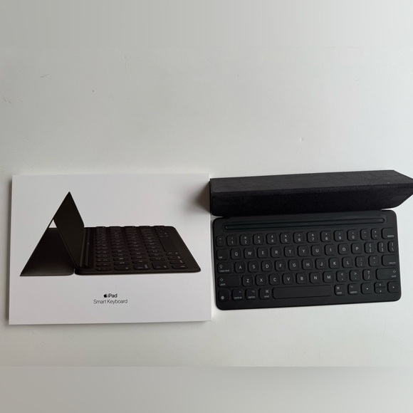 Smart Keyboard for iPad (9th generation) - US English - Picture 1 of 11
